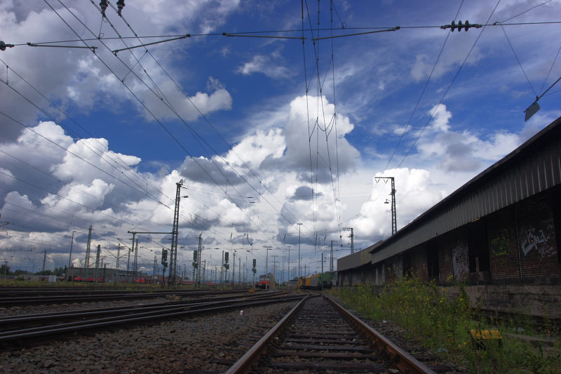 Wolken und Bahnhof
