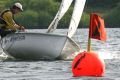 Rotes Dings im Wasser