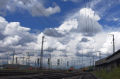Wolken und Bahnhof