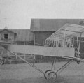 Prinz Heinrich im Flieger, dahinter Pilotenhaus und Flugzeughalle  in Griesheim 19. Nov 1910