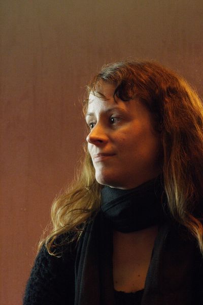 Andrea Diener lauscht