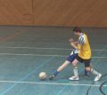 Ich (gelb) trenne einen Gegner elegant vom Ball